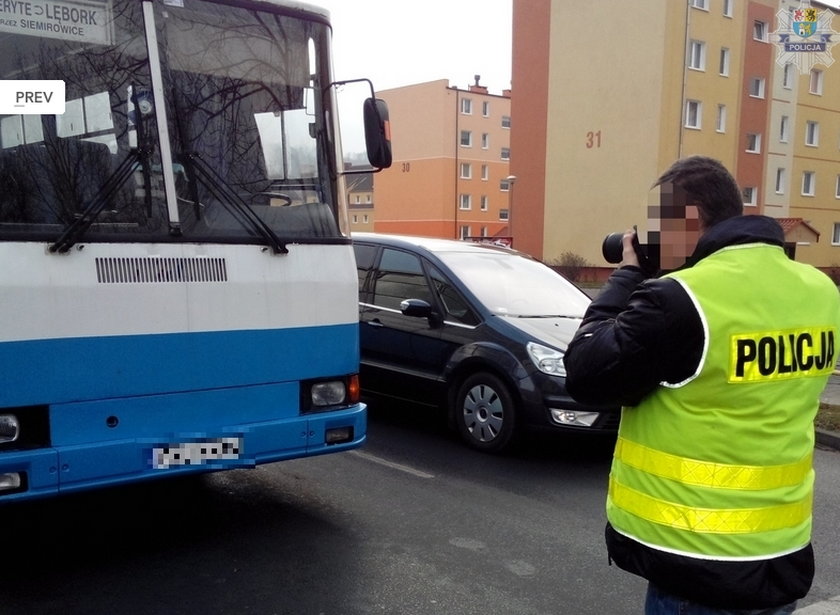 policjanci z Lęborka badają miejsce wypadku