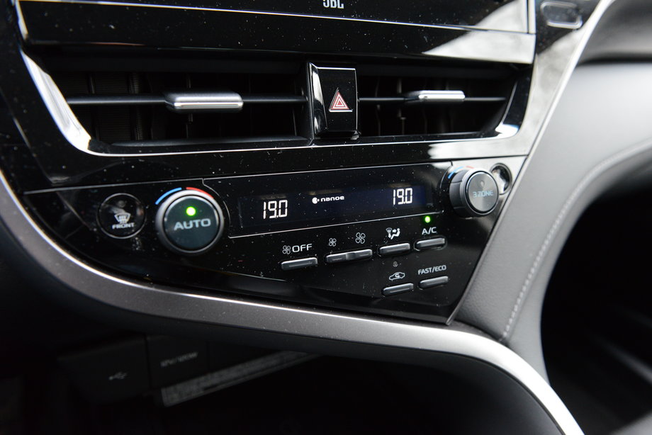 Toyota Camry zyskała wprawdzie nowocześniejszy system multimedialny, ale pod nim pozostały tradycyjne przyciski i pokrętła, m.in. do klimatyzacji. To dobrze.