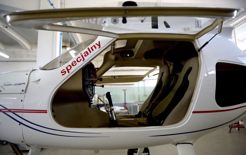 Niestety, niska cena i dobre osiągi nie są gwarancją sukcesu. Od momentu debiuty Czajki na rynku ultralekkich samolotów trawa zastój. Dlatego producent, w poszukiwaniu nowych zastosowań dla swojej konstrukcji, zamienił samolot w drona.


<br><br>fot. (dd/zuz) PAP/Darek Delmanowicz