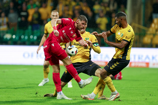 Piłkarz GKS Katowice Lukas Klemenz (P) i Imad Rondic (L) z Widzewa Łódź podczas meczu piłkarskiej Ekstraklasy