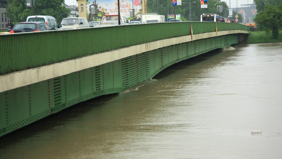 Sytuacja w Krakowie z minuty na minutę staje się coraz groźniejsza. Nieustające opady deszczu oraz alarm przeciwpowodziowy paraliżują komunikację miejską.