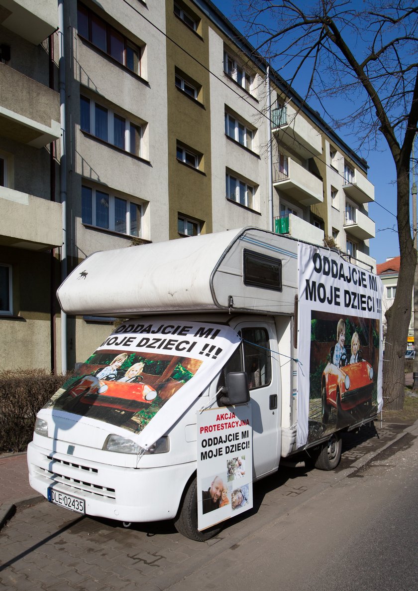 Zdesperowany ojciec protestuje pod katowickim sądem