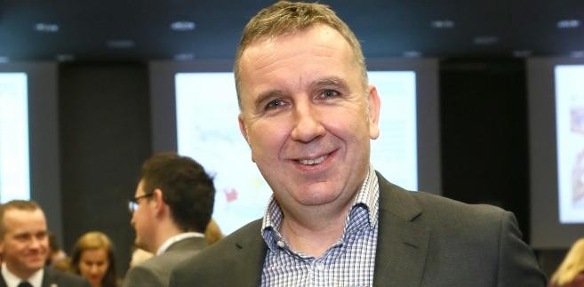 <b>3. Michał Sołowow</b>
<br>
<br>
Pierwsze pieniądze zarobił, pracując podczas studiów w zakładzie samochodowym w Niemczech.Potem w Polsce remontował sprowadzane z RFN auta. Zarobione w ten sposób 10 tysięcy dolarów zainwestował. Wkrótce to właśnie inwestycje i restrukturyzacje przedsiębiorstw (niczym renowacja starych aut) stały się jego specjalnością.
<br>
Dzisiaj jego majątek magazyn 'Wprost' szacuje na 7,45 mld zł.