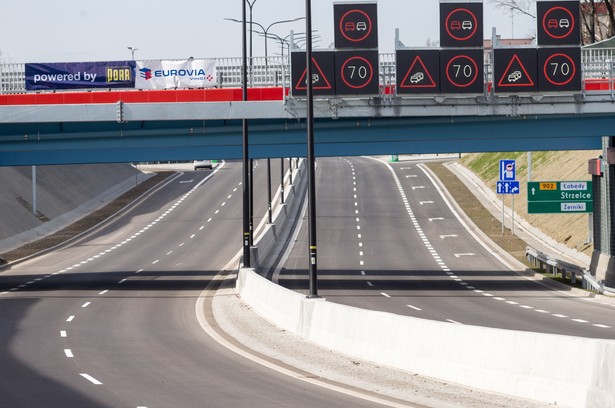 Budowa odcinka G2 "średnicówki" w 2014 r. roku napotkała na problem z finansowaniem. Pierwotnie zapewnione środki (oparte o kredyt w Europejskim Banku Inwestycyjnym, rezerwę subwencji ogólnej, Regionalny Program Operacyjny Woj. Śląskiego na lata 2007-2013 i budżety miast) okazały się niewystarczające. Prowadzoną przez konsorcjum firm Eurovia Polska i PORR (wcześniej Bilfinger Infrastructure) budowę kontynuowano dzięki przeniesieniu projektu z programu regionalnego do krajowego Programu Operacyjnego Infrastruktura i Środowisko. Wiązało się to m.in. z przekwalifikowaniem odcinka G2 z drogi wojewódzkiej na krajową oraz przejęciem inwestycji od marszałka przez samorząd Gliwic. Do końca ub.r. miasto prowadziło jeszcze rozliczenia – zakończony i rozliczony musiał zostać m.in. unijny projekt, dzięki któremu budowa otrzymała 443,9 mln zł ze środków POIiŚ. mtb/ lun/ woj/ fot. (zuz) PAP/Andrzej Grygiel