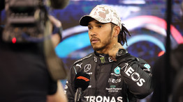 A korábbi világbajnok szerint duzzog a pilóta: Lewis Hamilton máris a lelépésen gondolkodik?