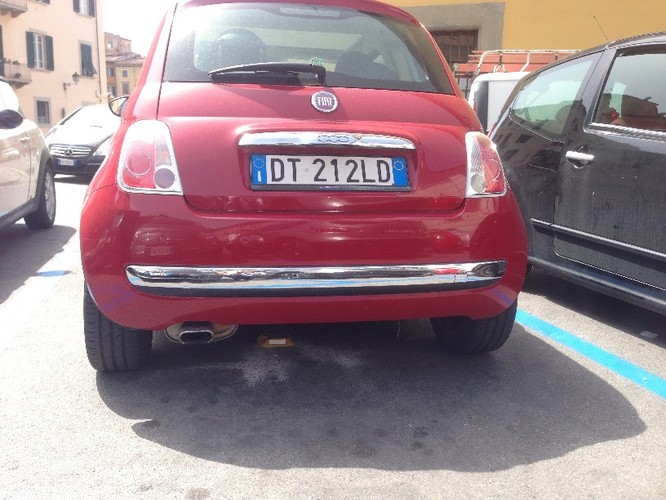 <strong>Finanse</strong><br /><br />

Oczywiście w całym systemie chodzi o pieniądze. Przede wszystkim pieniądze dla miasta z powodu większej niż dotychczas ściągalności opłat za parking. Kierowca zarejestrowany w  systemie zakłada wirtualną portmonetkę, na której umieszcza odpowiednią kwotę. Parkując system pobiera kolejne kwoty w zależności od czasu postoju. Co ciekawe, jeśli ustawimy czas na 2 godziny, to nawet jeśli zostanie przekroczony, kierowca nie musi wracać aby dokupić kolejny bilet. System będzie nadal pobierał kwoty z jego konta, dopóki nie odjedzie.  <br /><br />