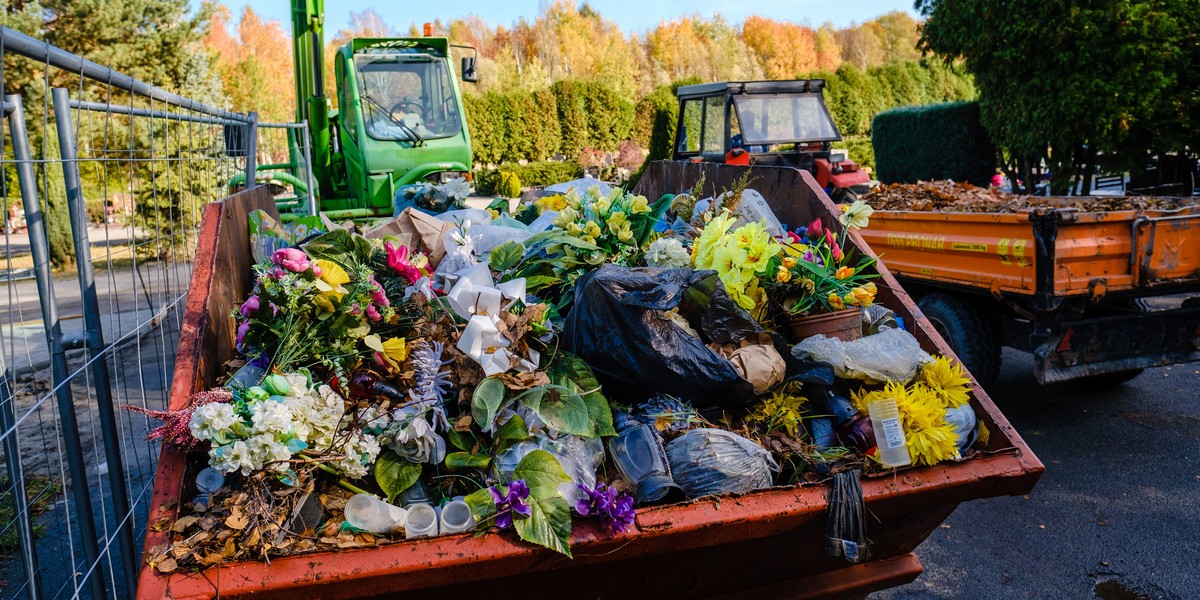 Kiedy wracała z cmentarza, usłyszała cichutkie skomlenie. Makabryczne odkrycie w kontenerze na śmieci [zdjęcie ilustracyjne]