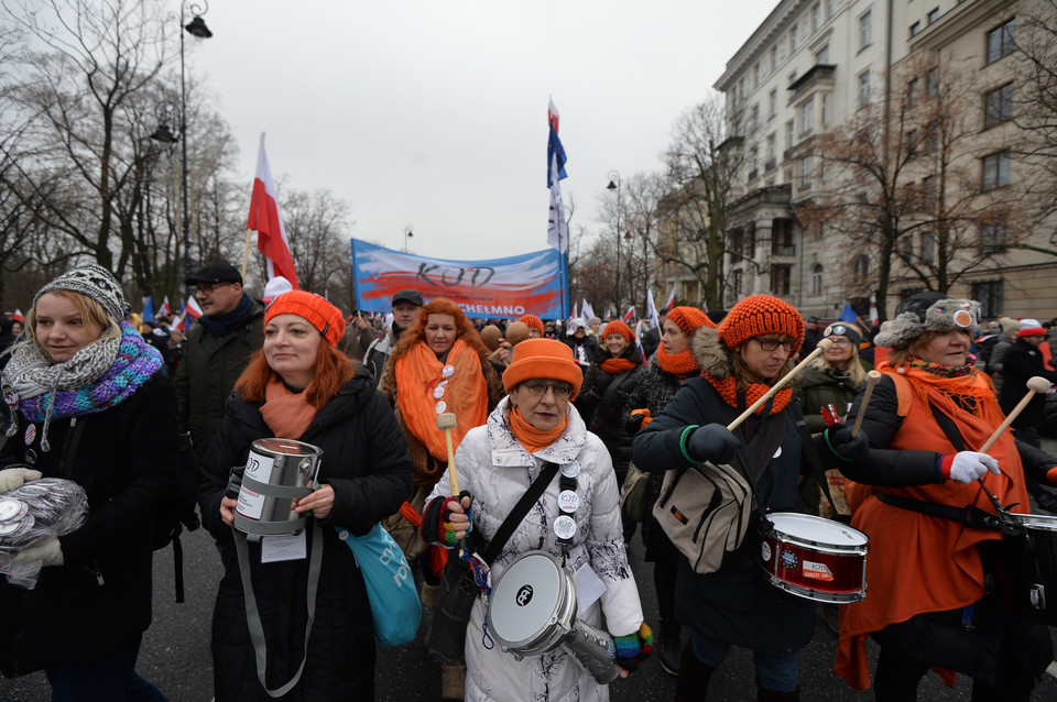 KOD i kluby "Gazety Polskiej". Demonstracje w Warszawie po zamieszaniu w Sejmie