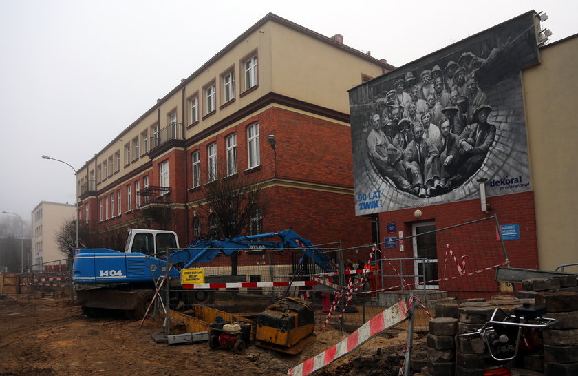 Nowy mural historyczny na budynku ZWiK-u