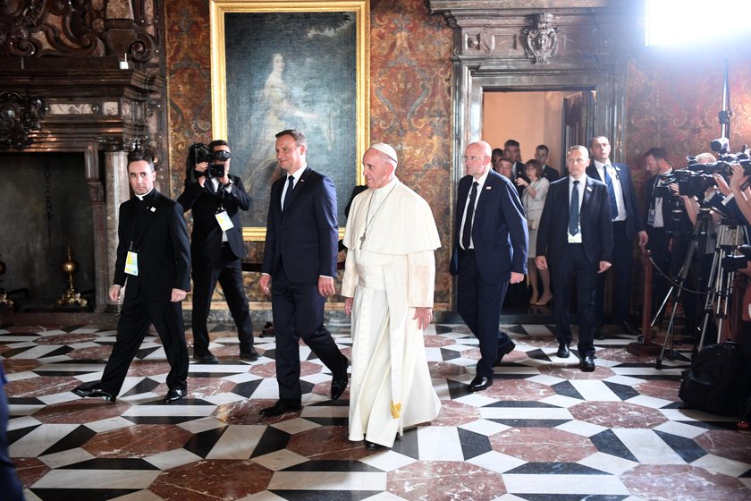 Papież Franciszek przywitał pielgrzymów w oknie