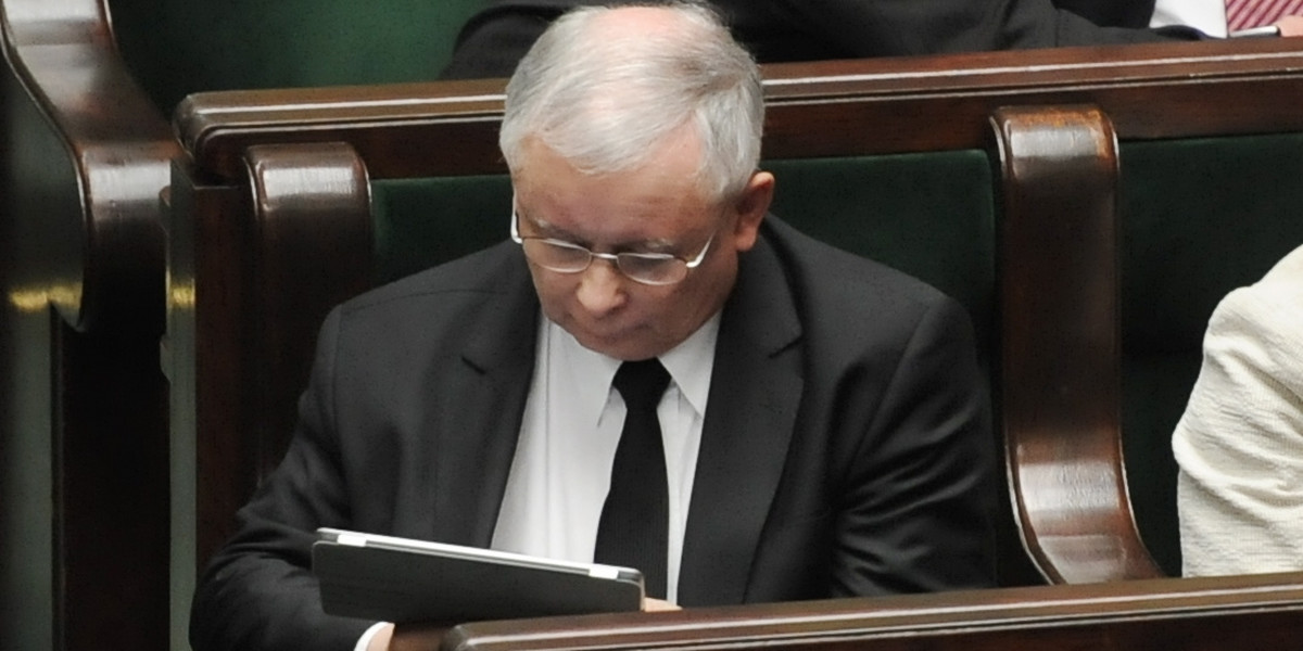 Jarosław Kaczyński z iPadem.