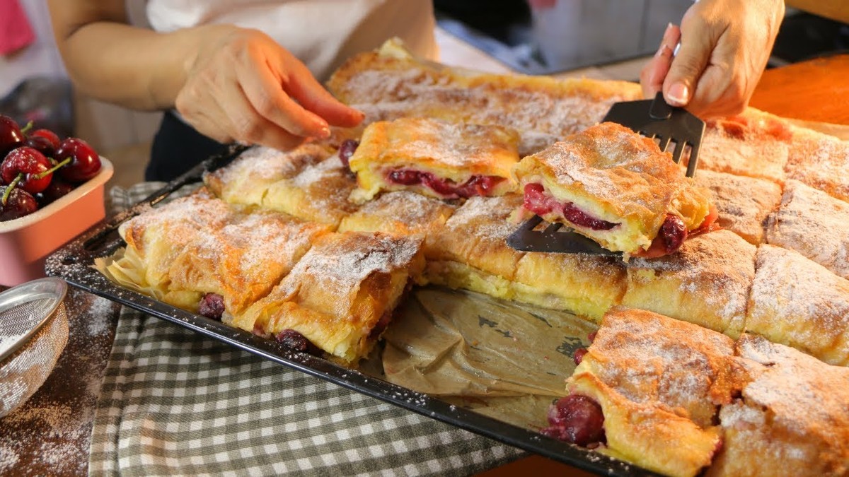 Sočna pita sa pudingom od vanile i trešnjama