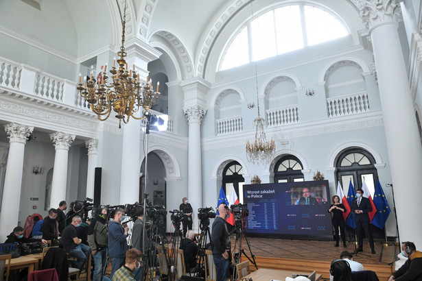 Koronawirus w Polsce. Minister zdrowia Adam Niedzielski (na ekranie), krajowy konsultant w dziedzinie epidemiologii Iwona Paradowska-Stankiewicz oraz rzecznik prasowy Ministerstwa Zdrowia Wojciech Andrusiewicz podczas konferencji prasowej w siedzibie resortu w Warszawie