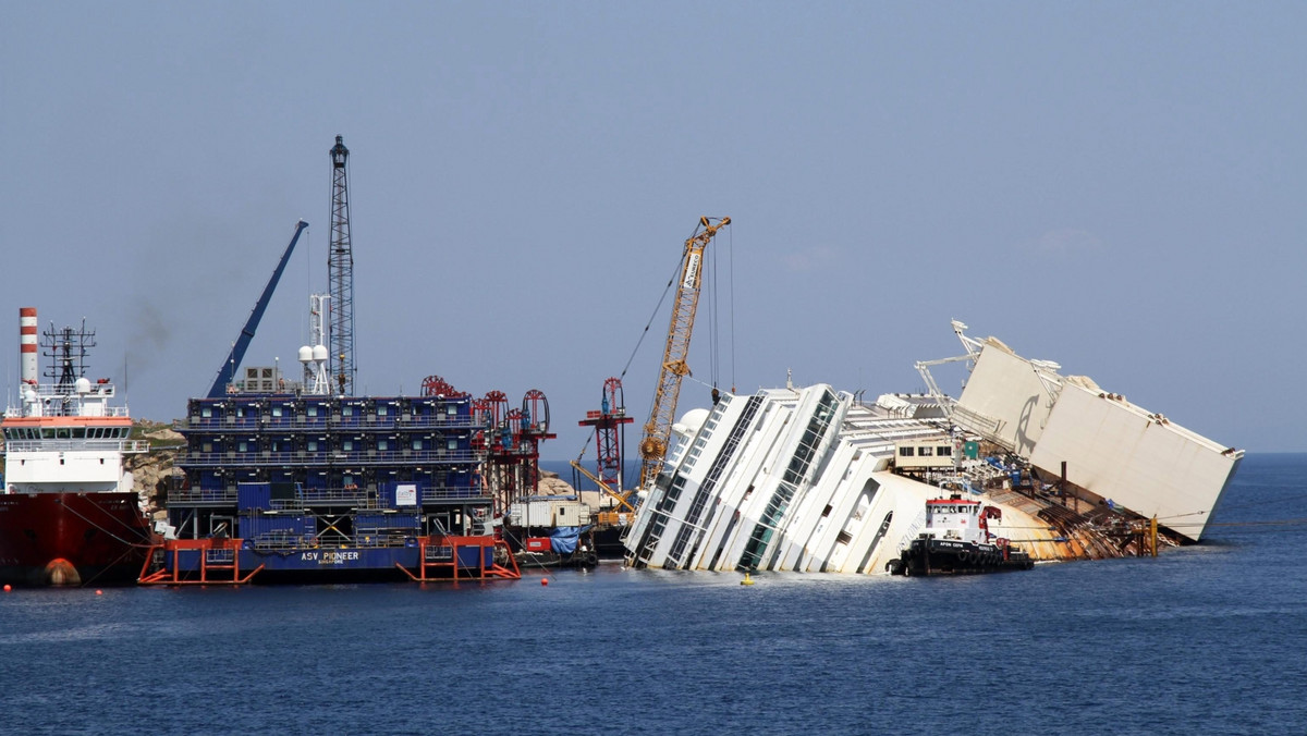 Armator statku Costa Concordia chce wystawić na sprzedaż szalupy i łodzie ratunkowe, którymi pasażerowie i członkowie załogi wycieczkowca dotarli na ląd po jego katastrofie w styczniu zeszłego roku u brzegów wyspy Giglio - podała agencja Ansa.