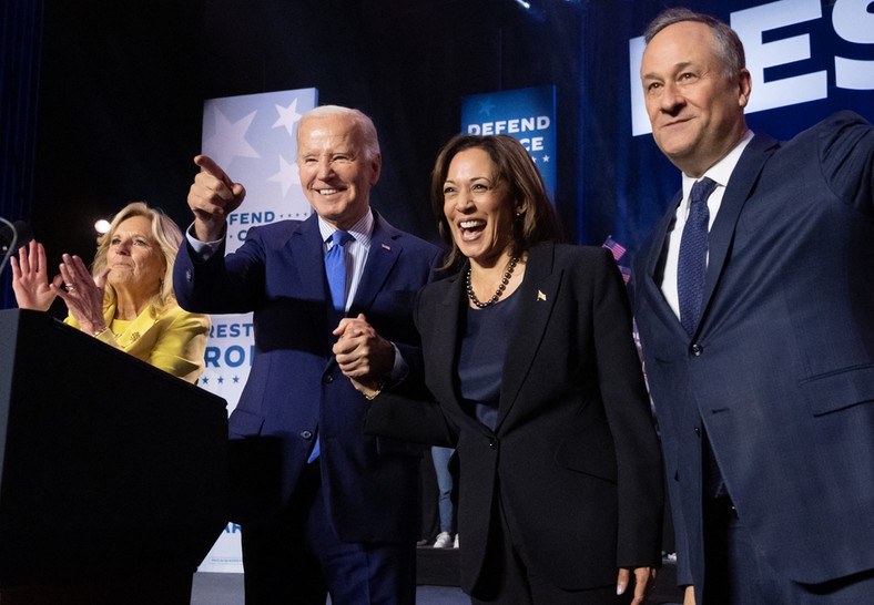 Prezydent USA Joe Biden, pierwsza dama Jill Biden, wiceprezydent Kamala Harris i jej mąż Doug Emhoff uczestniczą w wiecu kampanii na rzecz prawa do aborcji w Manassas, Wirginia, 23 stycznia 2024 r.