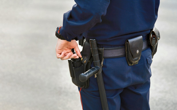 Rzecznik dolnośląskiej policji Kamil Rynkiewicz poinformował w komunikacie, że kobieta usłyszała zarzut znieważenia i naruszenia nietykalności policjantów.