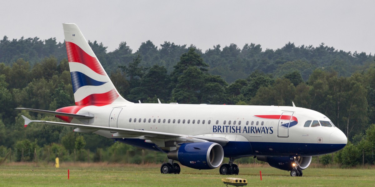 Airbus A318 to najmniejszy samolot pasażerski tego producenta. Standardowo może zabrać na pokład do 132 pasażerów. Maszyna obsługująca lot BA001 z London City do Nowego Jorku mieści tylko 32 pasażerów, wyłącznie w klasie biznes