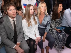 Kate Moss zabrałą córkę na ważny pokaz. Internauci krytykują urodę nastolatki. "Twarz jak piłka"