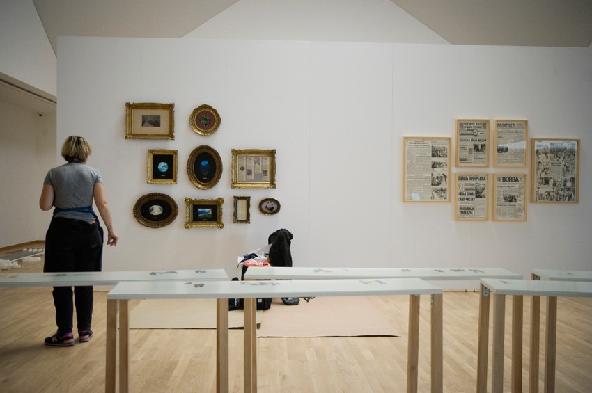 Desno na zidu je rad Vladimira Miladinovića, čije delo se vodi kao najnovije izloženo u ovoj postavci