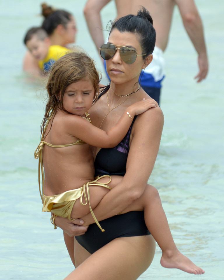 Kourtney Kardashian na plaży z dziećmi