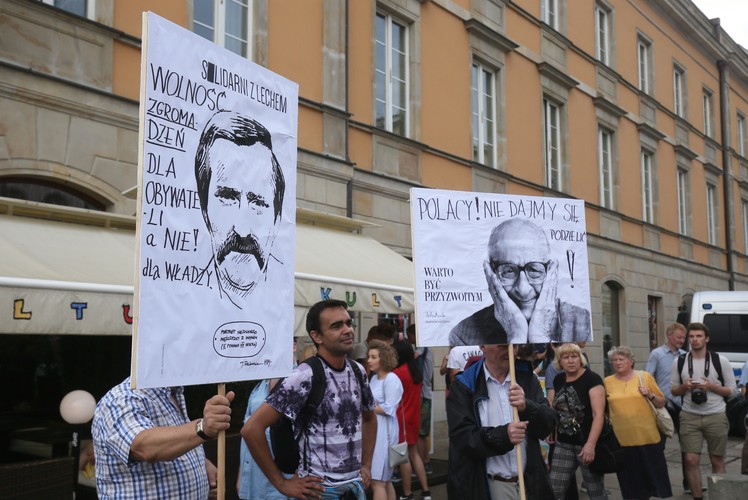 Uczestnicy kontrmanifestacji gromadzą się w okolicy Pałacu Prezydenckiego