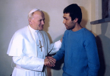 Jan Paweł II rozmawia z Ali Agcą w jego celi