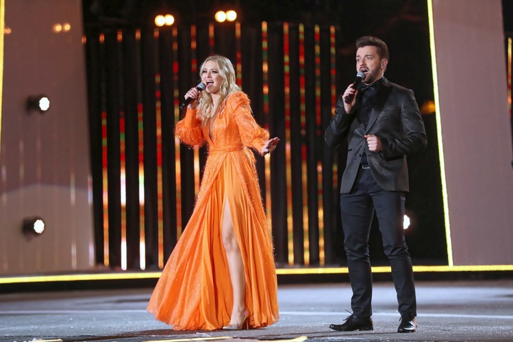 Barbara Kurdej-Szatan (L) i Rafał Szatan (P) występują podczas Sylwestra z Dwójką w Zakopanem