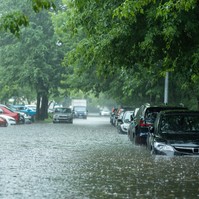 Ha itt él, zárja be az ablakot:  Szerencs környékére és a Mátrára már özönvíz zúdult