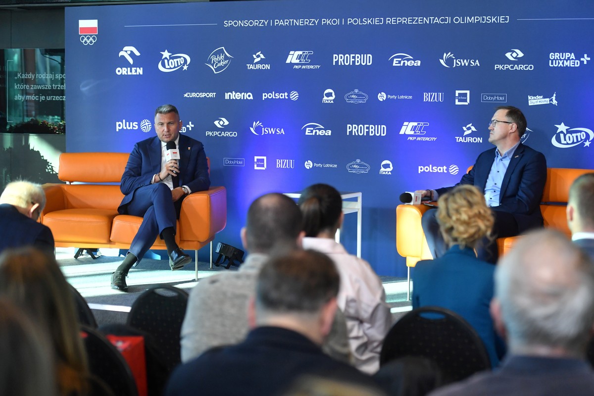 WPrezes PKOl Radosław Piesiewicz (L) i prezes Grupy Profbud Paweł Malinowski (P) podczas konferencji prasowej poświęconej zaprezentowaniu nowego sponsora Polskiego Komitetu Olimpijskiego oraz pakietu nagród przygotowanego dla polskich medalistów olimpijskich Igrzysk XXXIII Olimpiady Paryż 2024 oraz ich trenerów