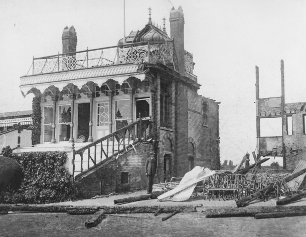 Trybuna na torze wyścigowym Hurst Park Racecourse w Moulsey Hurst spalona przez sufrażystki, 1910 r.