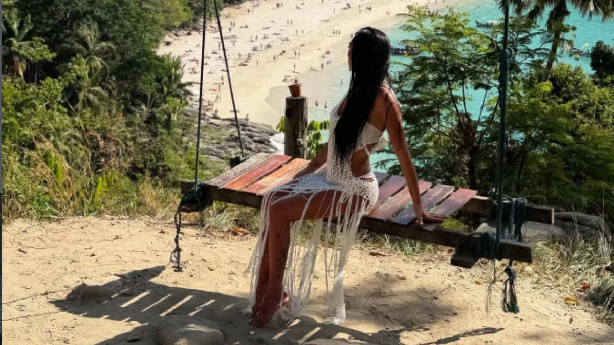 Naša pevačica 30 godina starijem rodila dete, a sad pokazala RASNE OBLINE: Skinula se u bikini i sve seva u izazovnoj pozi, zadnjica u prvom planu (FOTO)