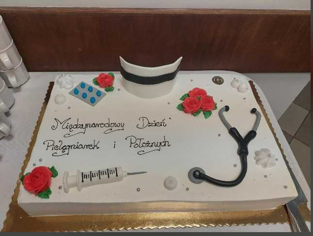Tort przygotowany pracownicom przez dyrekcję szpitala z okazji Międzynarodowego Dnia Pielęgniarek i Położnych, 12 maja 2022