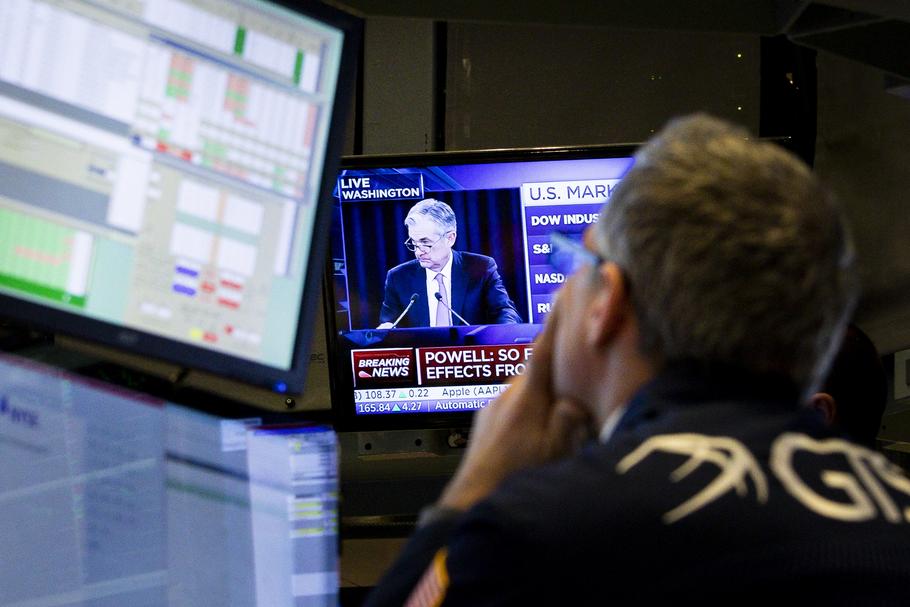 Traderzy na nowojorskiej giełdzie śledzą transmisję konferencji Jerome'a Powella, szefa Fed. 30 stycznia 2019 r.