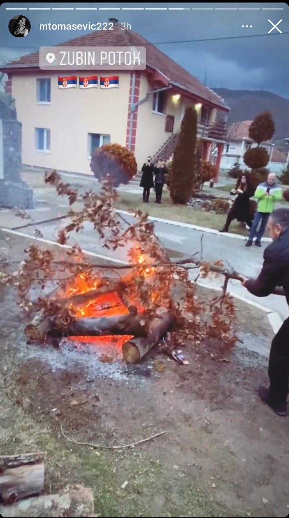 Milica Tomašević i paljenje badnjaka na Kosovu