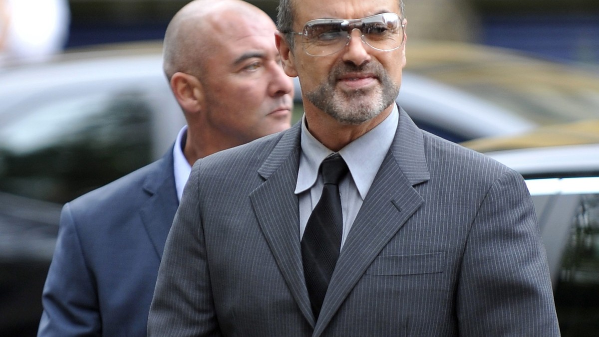 Piosenkarz George Michael został we wtorek skazany na osiem tygodni więzienia za prowadzenie pod wpływem narkotyków. Sędzia powiedział piosenkarzowi, że jego uzależnienie od marihuany stwarza zagrożenie dla niego samego i dla społeczeństwa.