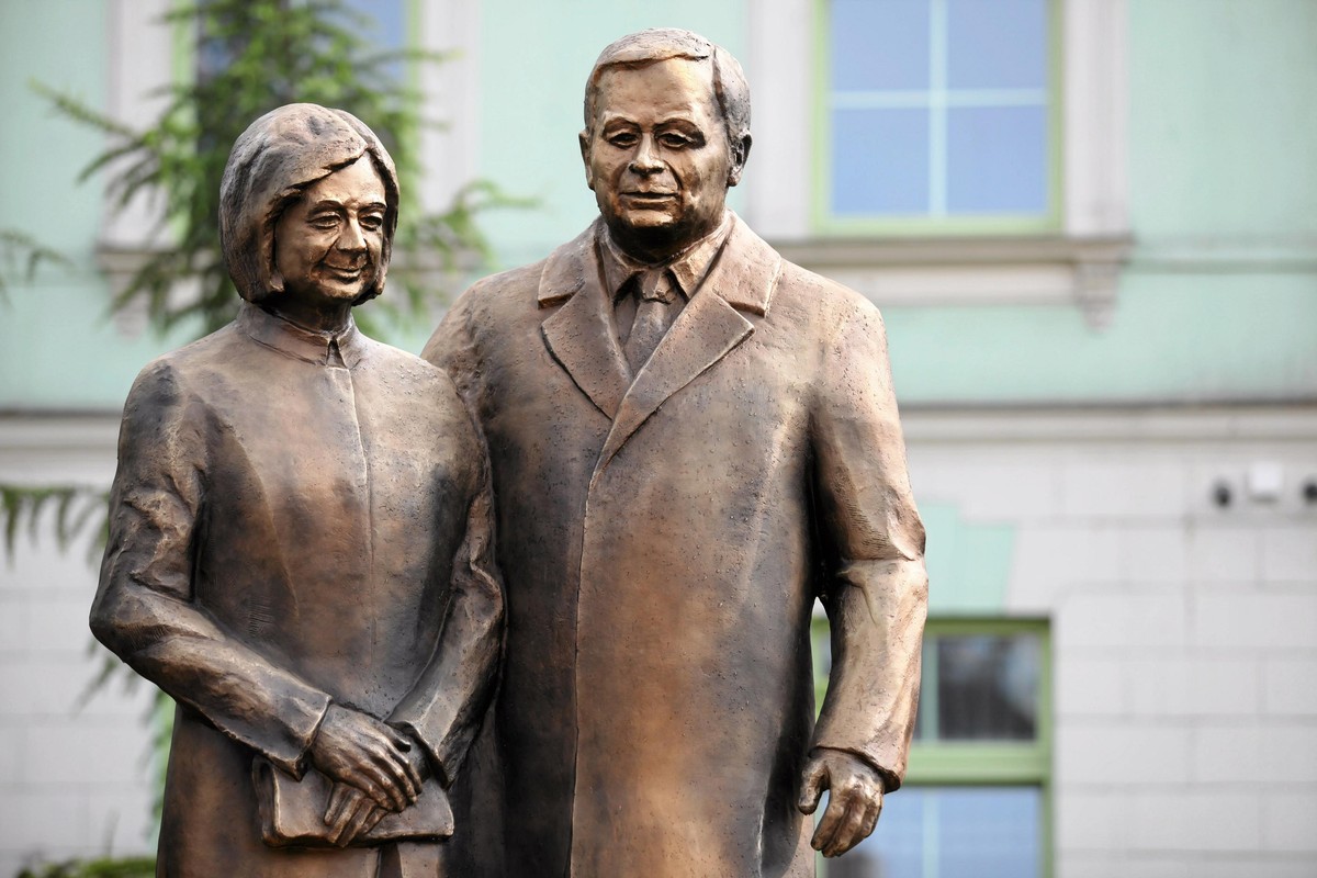 Uroczystość odsłonięcia pomnika Lecha i Marii Kaczyńskich.