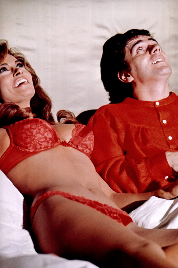 Raquel Welch jako Nieczystość / Lilian Lust i Dudley Moore jako Stanley Moon w filmie "Dusza na sprzedaż" (1967)
