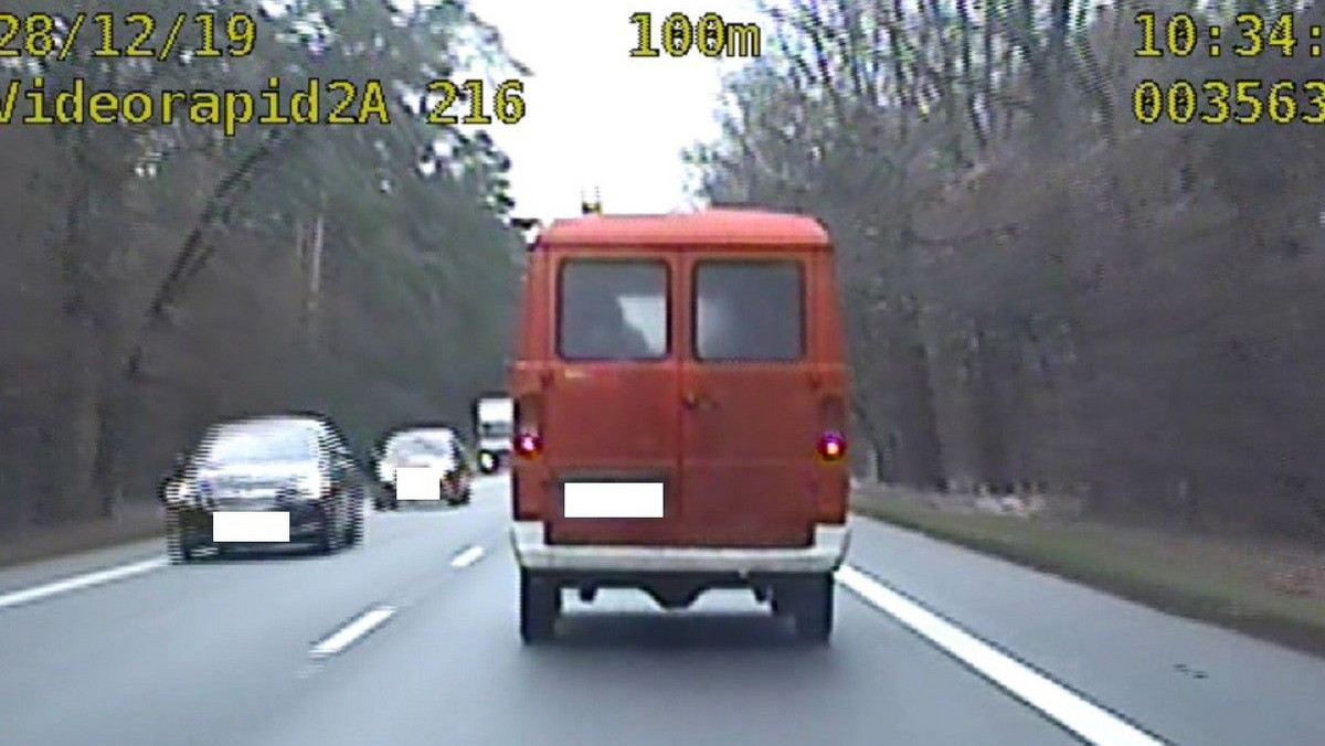 Policjanci z Włocławka zatrzymali na drodze czerwony samochód marki Lublin, który używał sygnałów świetlnych i dźwiękowych, by inni kierowcy zjeżdżali mu z drogi. Kierowca nie był jednak strażakiem.