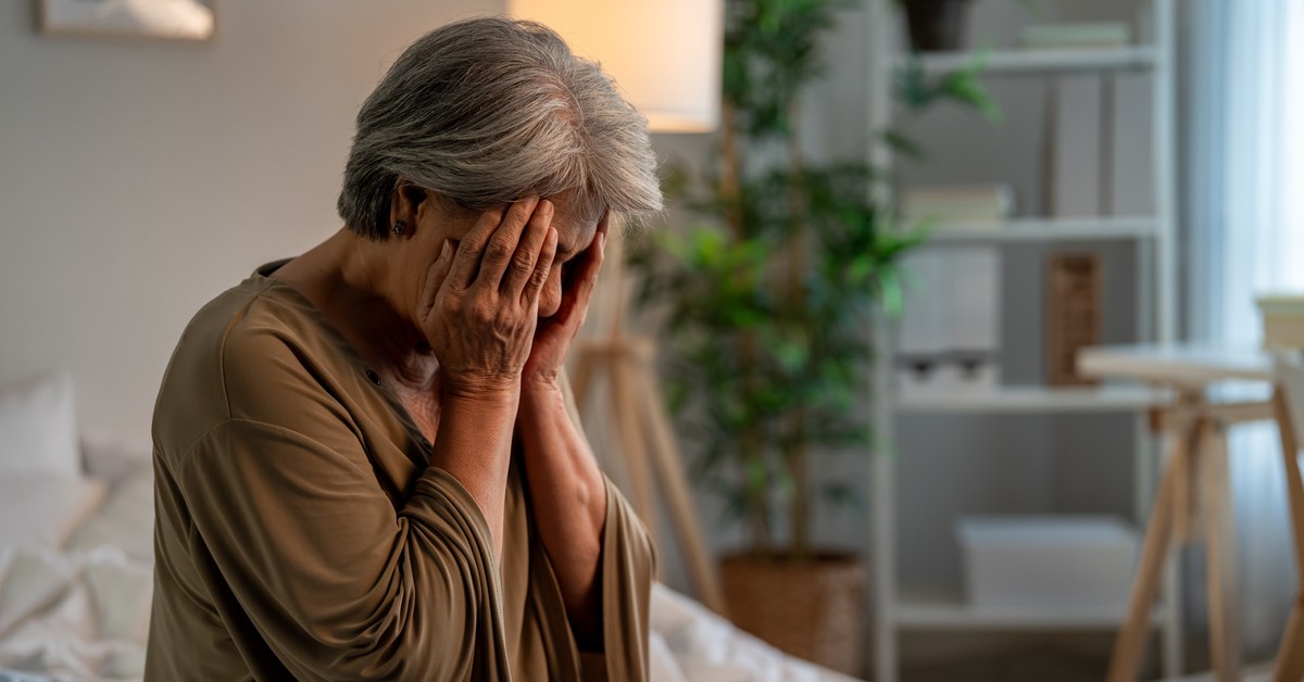 Seniorka straciła 200 tys. zł! ZUS ostrzega przed oszustami „na urzędnika” – sprawdź, jak działają