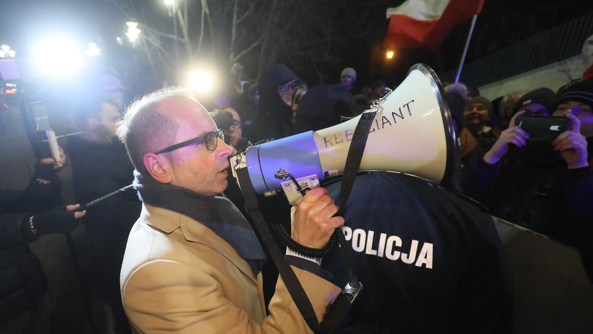 Senat nie zakończył wczoraj prac nad reformą ustaw o Krajowej Radzie Sądownictwa i Sądzie Najwyższym. Obrady, które zostały przerwane przed północą mają zostać wznowione dziś rano, ok. godziny 10. Wczoraj demonstranci zapowiadali dalszy protest, krzycząc "przyjdziemy jutro".