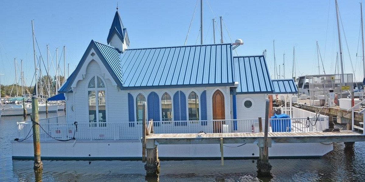 Kaplica przerobiona na pływającą łódź mieszkalną