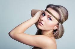 Opaska w roli głównej. Supermodne fryzury na świąteczne przyjęcia