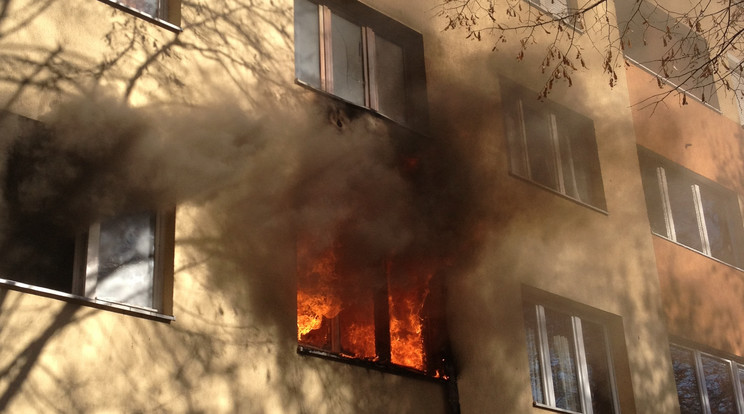 Kigyulladt egy lakótelepi lakás a Fehérvári úton / Fotó: Blikk