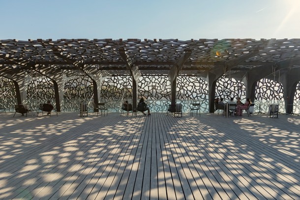 Taras na dachu Muzeum Cywilizacji Europejskiej i Śródziemnomorskiej we francuskiej Marsylii