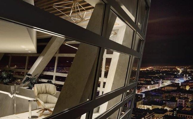 – To znacznie więcej niż luksusowa powierzchnia do mieszkania w chmurach. To rarytas – miejsce do życia jedyne w swoim rodzaju, jakiego nie będzie już mógł skopiować w Warszawie nikt inny. To wyjątkowy penthouse, z którego można patrzeć na serce stolicy Polski z ponad 190 metrów wysokości – mówi Rafał Szczepański, wiceprezes BBI Development SA. odpowiedzialny za sprzedaż Złotej 44.