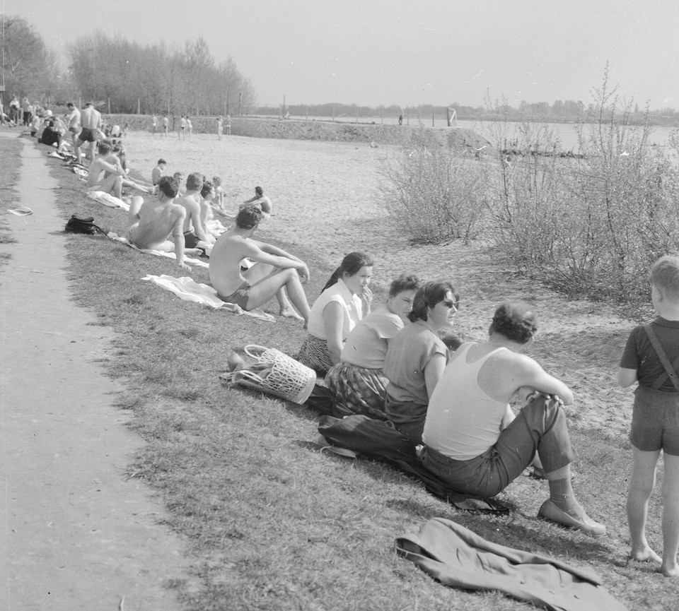 Majówka na starej fotografii. Tak bawili się nasi rodzice i dziadkowie