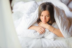 Pokolenie Z uprawia bed rotting. Czym grozi gnicie w łóżku?