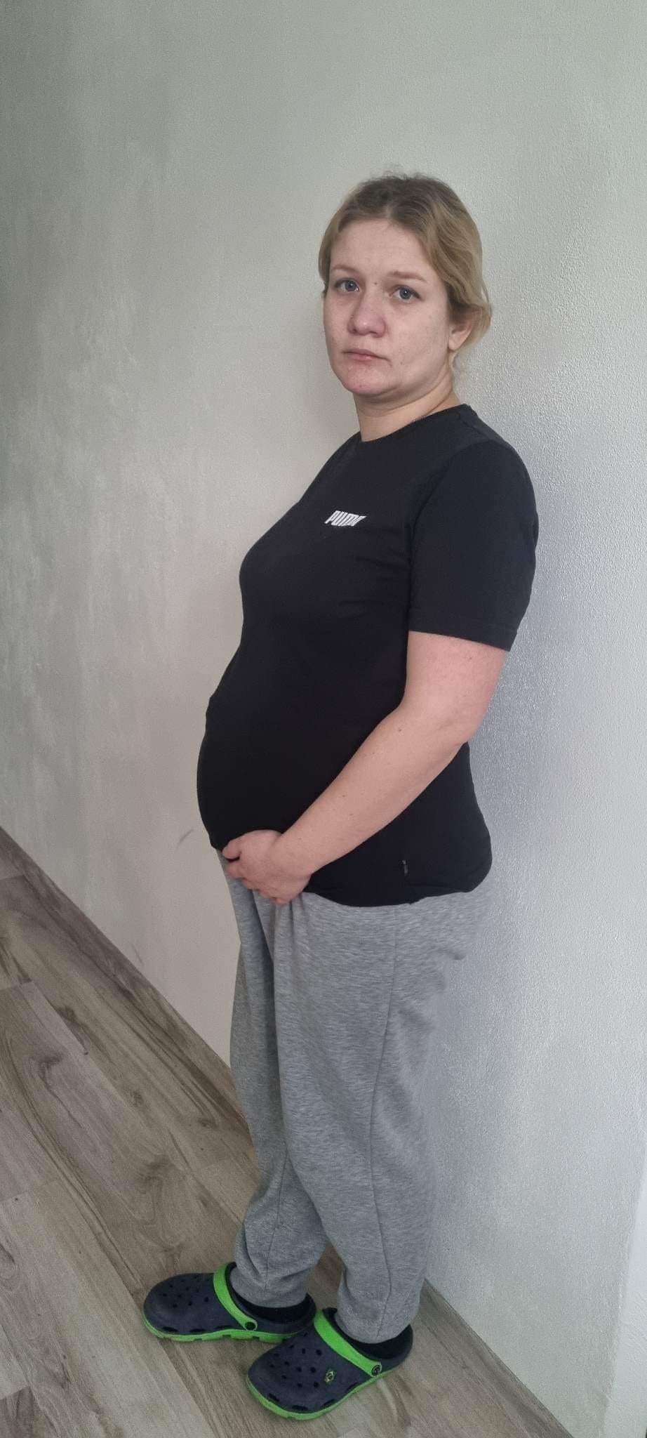 Alona nosí pod srdcom bábätko. 