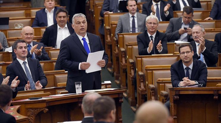 Orbán Viktor kormányfő jegyzi a szabadon választott parlamentről szóló nyilatkozatot/Fotó: MTI-Kovács Tamás