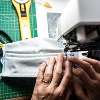 Jótékonysági maszkvásárral segíti a koronavírus elleni harcot egy webshop